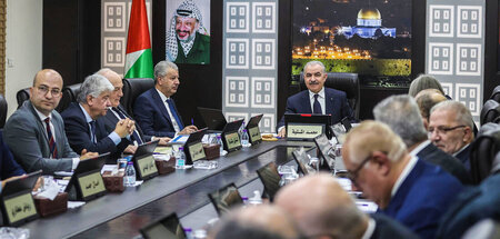 Noch am Kopf des Tisches: Premierminister Mohammad Schtaja vor s... Noch am Kopf des Tisches: Premierminister Mohammad Schtaja vor s...