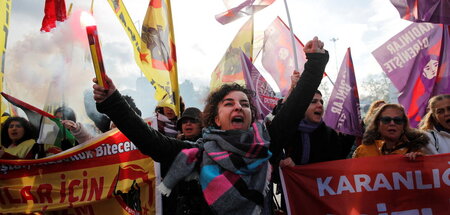 Kampf dem Patriarchat: Protest in Istanbul zum Tag gegen Gewalt ... Kampf dem Patriarchat: Protest in Istanbul zum Tag gegen Gewalt ...