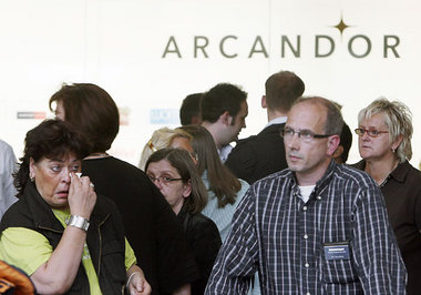 Insolvent: Fassungslos stehen Arcandor-Mitarbeiter am Dienstag v...