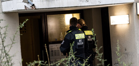 Polizisten vor der Wohnung, in der Daniela Klette festgenommen w...