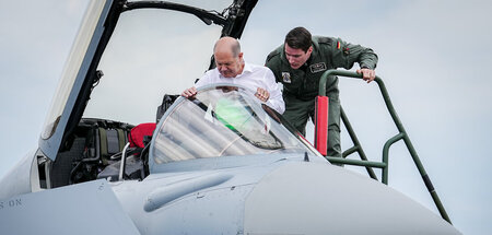 Hin und her: Bundeskanzler Olaf Scholz auf dem Luftwaffenstützpu...