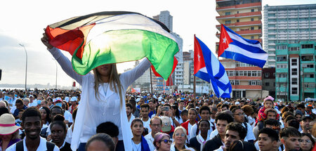 Tausende fordern auf dem Platz vor der Antiimperialistischen Tri...