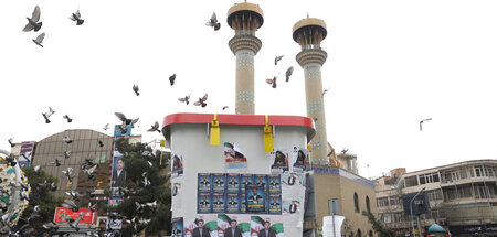 Symbolisch ist nicht nur diese übergroße Wahlurne in Teheran (26...