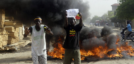 Immer wieder protestieren Tausende im Tschad gegen die Regierung...