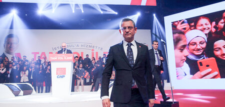 Der CHP-Vorsitzende Özgür Özel auf einer Parteiversammlung in İs...