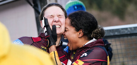 Ein Geschenk: Geburtstagskind Vanessa Mark (r.) freut sich mit P...