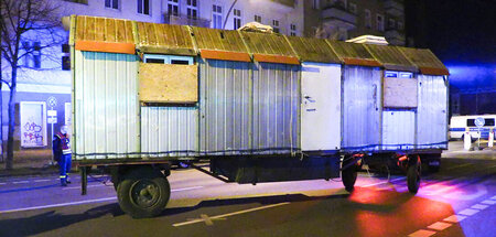Abtransport: Bauwagen auf dem Weg in die Kriminaltechnik (Berlin...