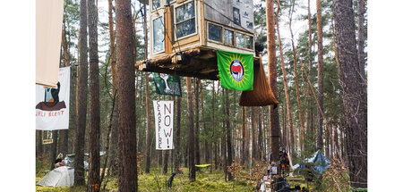 Blick auf das Protestcamp und das Glashaus (Grünheide, 3.3.2024)