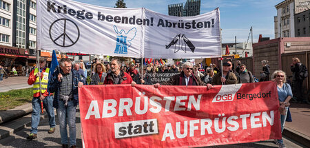 Gewerkschaftsmitglieder auf dem Hamburger Ostermarsch (10.4.2023...