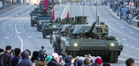 Zwei T-14-Panzer auf der Twerskaja-Straße bei einer Probe für di