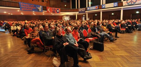 Besucherinnen und Besucher der Münchner Friedenskonferenz (3.2.2...