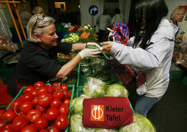 130000 Tonnen Lebensmittel bzw. Güter des täglichen Bedarfs werd... 130000 Tonnen Lebensmittel bzw. Güter des täglichen Bedarfs werd...