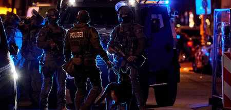 Angst vor doppelten Böden: Die Durchsuchungen dauern seit Tagen ...