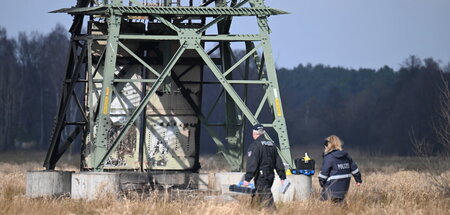 Die große Schwachstelle: Polizisten am betroffenen Strommast am ...