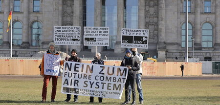 Demonstration vor dem Reichstag gegen Aufrüstungspolitik