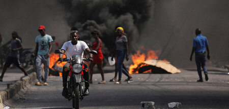 Die Barrikaden brennen wieder in den Straßen von Port-au-Prince ...