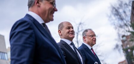 Boris Rhein (CDU), Olaf Scholz und Stephan Weil (beide SPD, v. l...