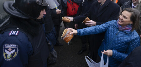 Man kann es auch mal mit Bestechung versuchen: Victoria Nuland v...