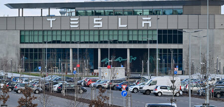 Ungewöhnlich leer: Tesla-Parkplatz in Grünheide am Mittwoch Ungewöhnlich leer: Tesla-Parkplatz in Grünheide am Mittwoch
