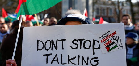 »Nicht aufhören zu reden«: Aufforderung beim Protest vor dem Ger...