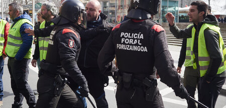 Bauern mit Westen am Donnerstag vor dem Parlament in Pamplona