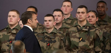 Gilt nun zu den Falken in der EU: Macron vor Soldaten in Cherbou...