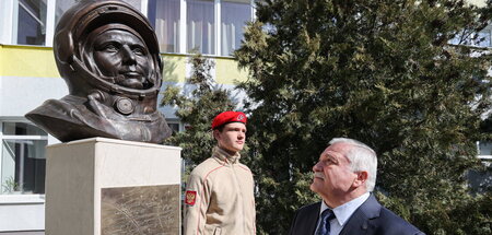Der ehemalige Kosmonaut Fjodor Jurtschichin (r.) mit Gagarin-Büs...
