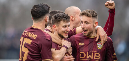 Virtuell schon Spitzenreiter: BFC-Spieler bejubeln das 1:0 durch...