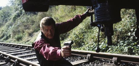 Hängt sich rein: Roger Moore als James Bond (1983)