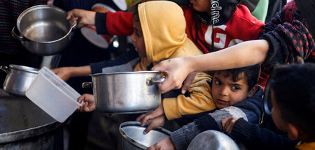 Palästinensische Kinder bei der Essensausgabe vor einer Hilfsste...