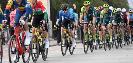 Kurzer Prozess in den Bergen: Jonas Vingegaard (im blauen Trikot...