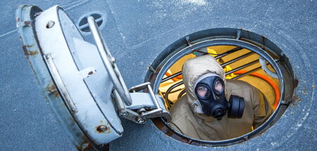 OPCW-Mitarbeiter bei Verladung chemischer Bestände aus Syrien au...