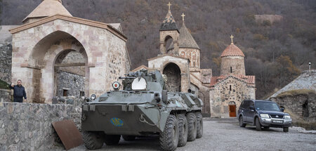 Aserbaidschanischer Schützenpanzer vor dem armenischen Kloster D...