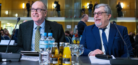 Roman Reusch (2. v. r.) und Carsten Hütter (beide AfD) am Dienst...