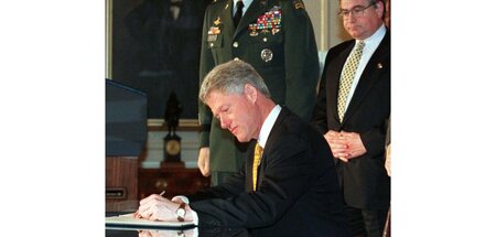 US-Präsident William »Bill« Clinton unterzeichnet 1999 das Proto...