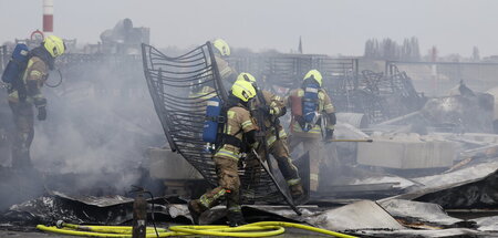 Berliner Feuerwehr löscht Brandstelle bei Flüchtlingsunterkunft