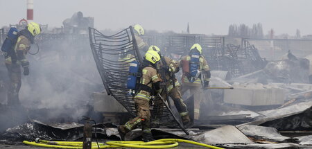 Berliner Feuerwehr löscht Brandstelle bei Flüchtlingsunterkunft 