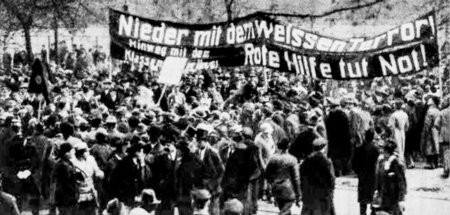 Demonstration der Roten Hilfe Deutschlands 1927 (aus: Roter Helf...