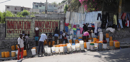 Menschen auf der Suche nach Wasser in Port-au-Prince (12.3.2024)