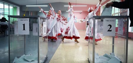 Tänzchen im Wahllokal: Während der Abstimmung in Mariupol am Fre...