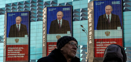 Übertragung von Wladimir Putins Ansprache vor der Föderationsver...