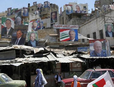 Armenviertel mit Wahlwerbung. Straßenszene in Tripoli am 6. Juni