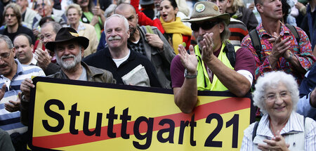 Kondition und Kontinuität: Protestler gegen das Erdloch mit Schi...