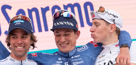 Dem Sieger ein Luftbussi: Jasper Philipsen (M.) umarmt Michael M...