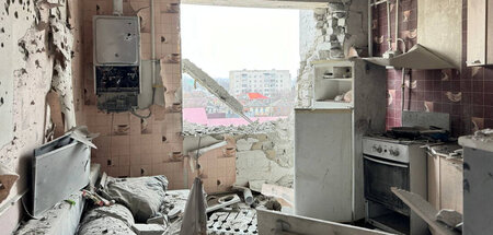 Zerstörte Küche in einem Wohnhaus in der russischen Stadt Belgor...