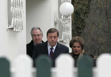 Razzia beim Ex-Post-Chef Klaus Zumwinkel (im Bild links) am 14. ...
