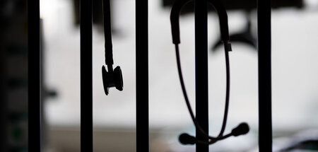 Relikte nach Klinikkahlschlag: Fachärztliche Utensilien wie Stet...