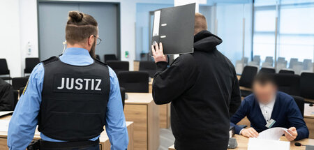 Einer der Angeklagten im Gerichtssaal in Dresden (14.3.2024)