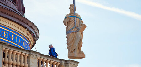 Jeweils drei Tonnen schwere Prophetenfiguren werden auf die Kupp...