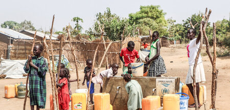 Zuflucht im Südsudan: Jungen und Mädchen holen Wasser im Gorom R...